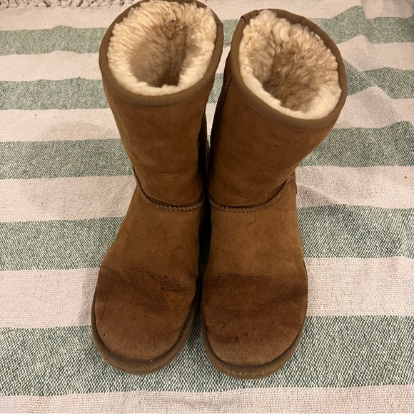Size 8 Ugg Boots - Picture 3 of 8